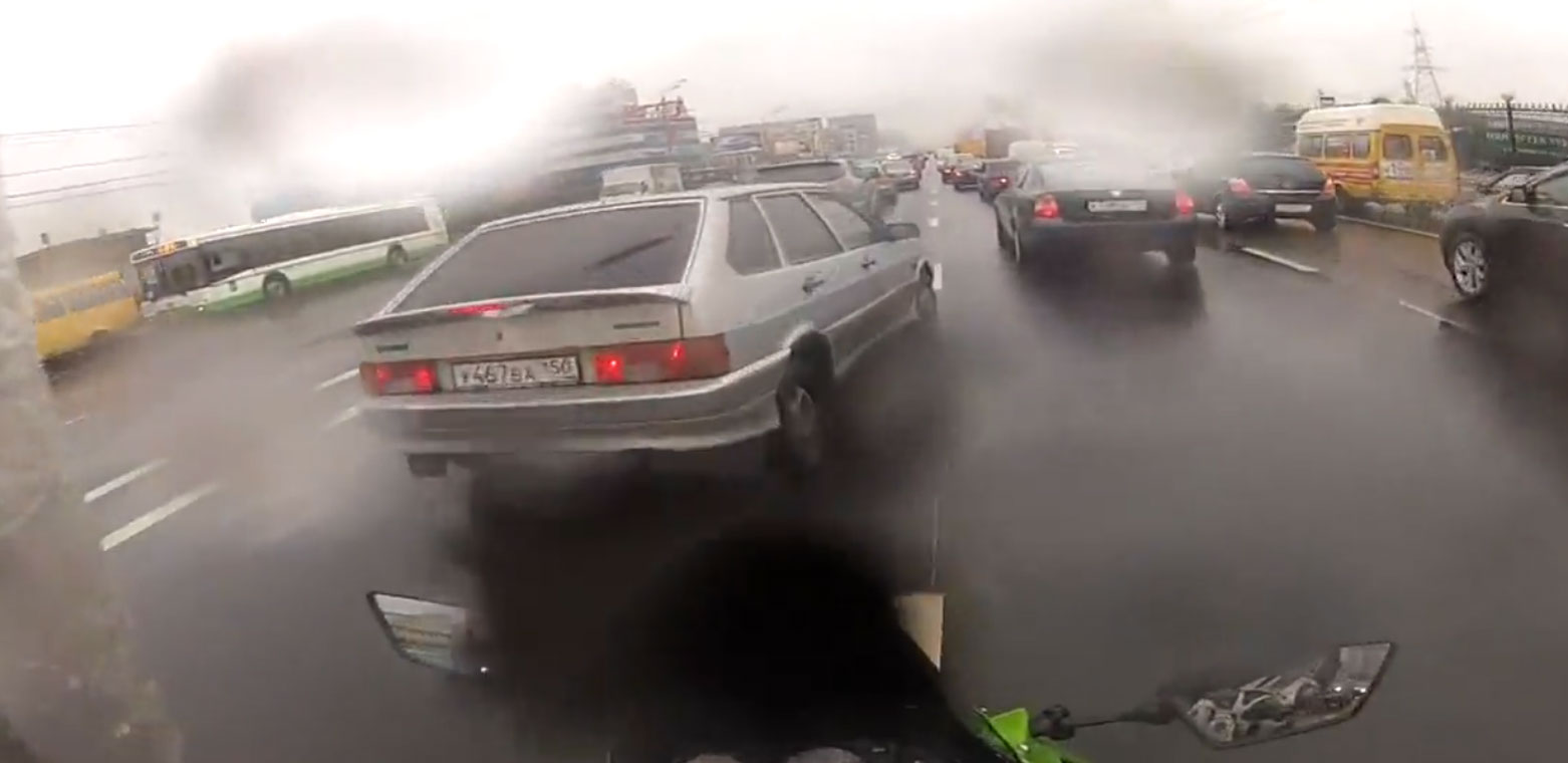 Motorcyclist Crashes While Lane Splitting in the Rain